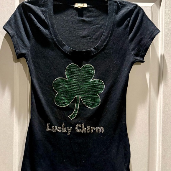 Zenana Outfitters Black Fitted Short Sleeve Tee with Green Shamrock - Picture 1 of 4